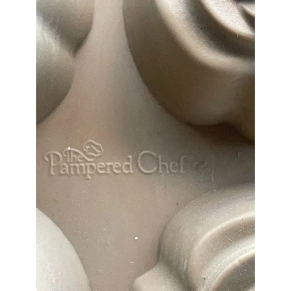 Pampered Chef Silicone Floral Mold 12 Flowers Roses Mini Cake Baking Pan 13.5